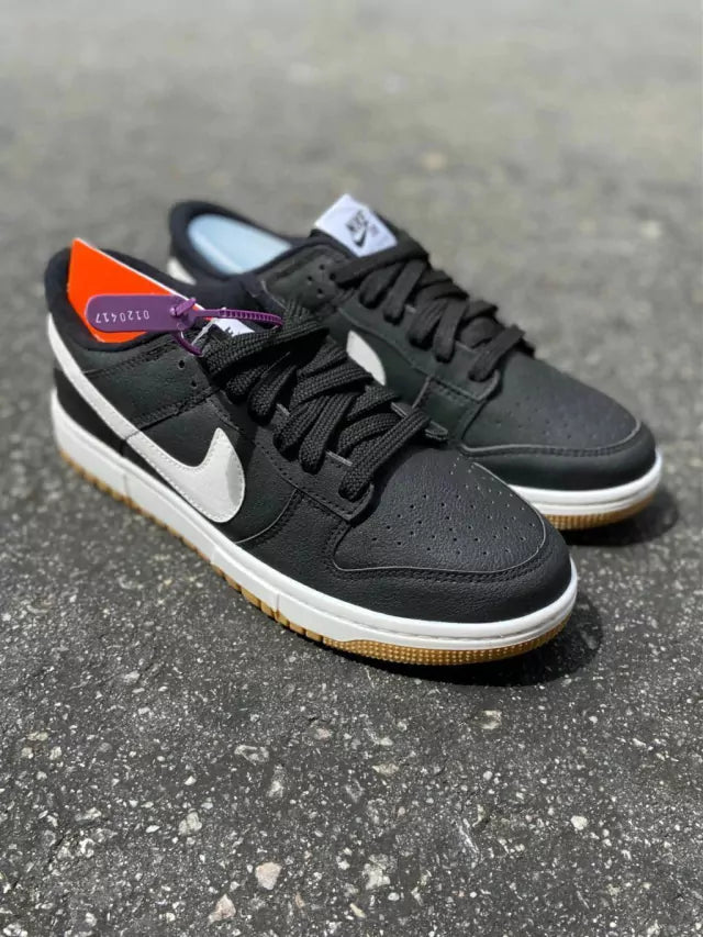 Tênis Nike Dunk Low - Preto com Detalhe Branco