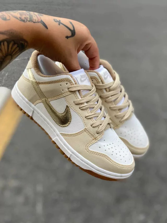 Tênis Nike Dunk Low - Branco e Dourado