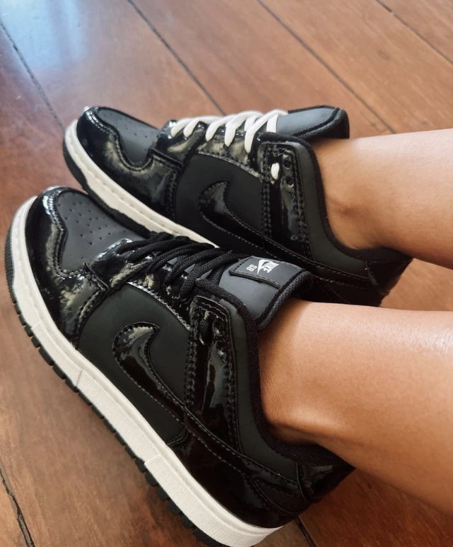 Tênis Nike Dunk SB - Preto e Branco Envernizado